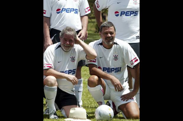 Reuters - Conocido como Doctor S&#243;crates, fue &#237;dolo del Corinthians, pero tambi&#233;n jug&#243; para el Flamengo, el Santos y para la Fiorentina en Italia.