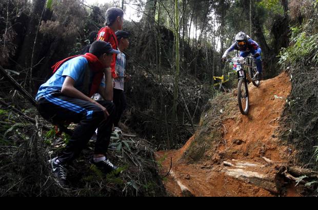 Manuel Saldarriaga - Las ca&#237;das no impidieron que los amantes del downhill esquivaron una y otra vez cada zanja en su camino.