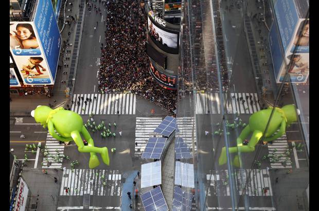Reuters - Algunos de los espect&#225;culos se realizaron en un escenario al final de la ruta en la Plaza Herald; otros fueron efectuados en los carros aleg&#243;ricos.