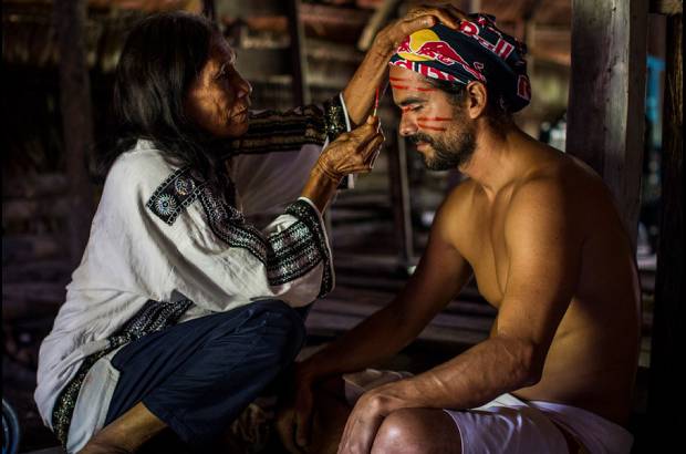 FOTO CORTESIA - COLPRENSA - La comunidad ind&#237;gena de Palmar&#237;, que sirve de frontera entre Per&#250; y Brasil, acogi&#243; al equipo para emprender la b&#250;squeda del &#225;rbol perfecto para este reto sin precedentes.