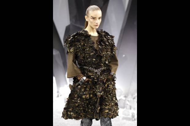 Reuters - En el Grand Palais de Par&#237;s, la mujer Chanel del invierno pr&#243;ximo lucir&#225; en la espalda peque&#241;as capas de plumas.