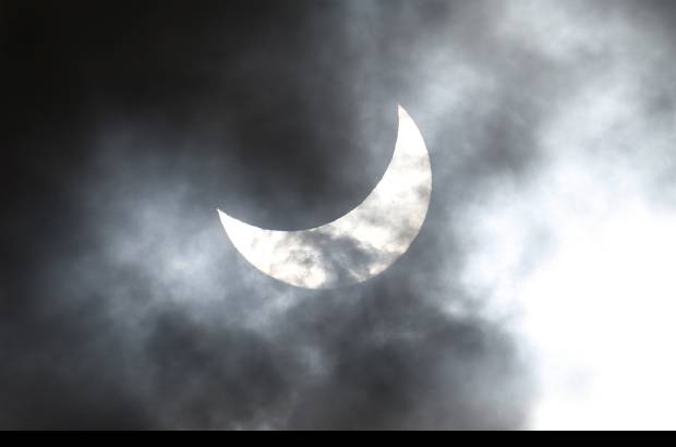 Foto Reuters - En embarcaciones que bamboleaban sobre la Gran Barrera de Coral hasta globos aerost&#225;ticos sobre bosques, pasando por colinas y playas, decenas de miles de personas como cient&#237;ficos, turistas y astr&#243;nomos aficionados observaron el eclipse total de Sol que oscureci&#243; el norte de Australia.