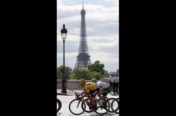 Reuters - La &#250;ltima etapa discurri&#243; entre Cr&#233;teil y la capital francesa, con un recorrido de 95 kil&#243;metros, que sirvieron para rendir homenaje al corredor oce&#225;nico, quien el s&#225;bado, en la contrarreloj de Grenoble dej&#243; sentenciada la carrera.