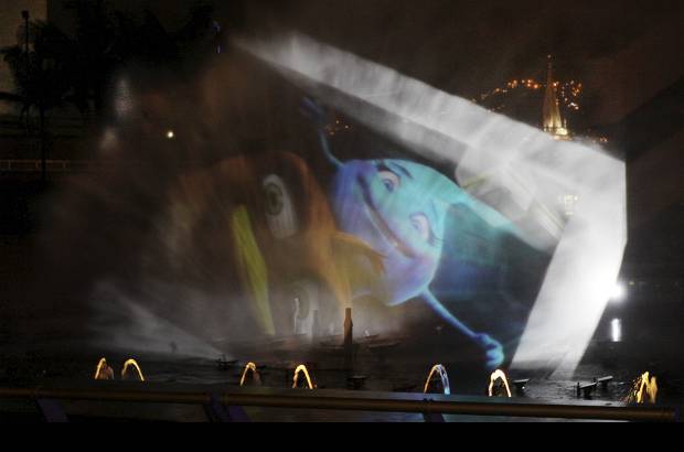 Róbinson Sáenz - En la fuente cibernética se proyectan figuras con láser y video.