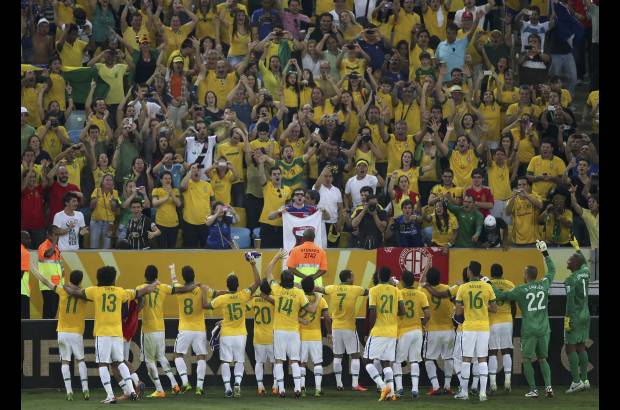 Reuters - Brasil celebr&#243; su conquista ante 78.800 espectadores que llenaron las grader&#237;as del estadio Maracan&#225;.