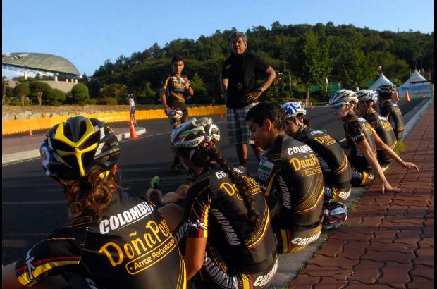 Cortesía Fedepatín - El entrenador Elías del Valle habla con el grupo antes de arrancar las pruebas de la ruta.