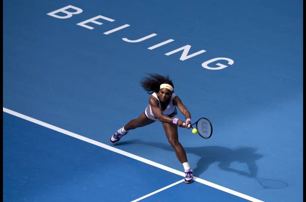 AP - Serena Williams juega contra Francesca Schiavone de Italia durante el abierto de China.