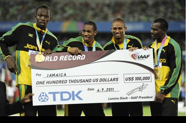AP - Junto a Nesta Carter, Michael Frater y Yohan Blake, &#233;ste &#250;ltimo el campe&#243;n de los 100, Jamaica le reban&#243; seis cent&#233;simas al previo r&#233;cord mundial que ellos mismos hab&#237;an establecido en los Juegos Ol&#237;mpicos de Beijing 2008. Debido a la baja por lesi&#243;n de Asafa Powell, esta fue la primera vez que a Bolt le toc&#243; cargar con la &#250;ltima posta en una de las grandes citas.