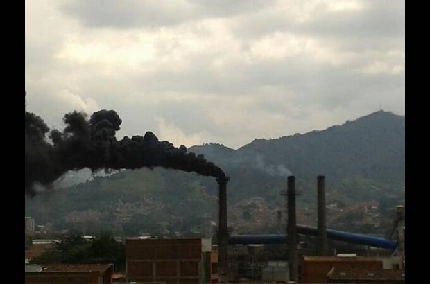 FOTO CORTES&#205;A - Desde diferentes puntos del sur del &#225;rea metropolitana se report&#243; la aparici&#243;n de una columna de humo que sal&#237;a de las instalaciones de Peldar. La empresa inform&#243; que se trata de un trabajo de mantenimiento.
