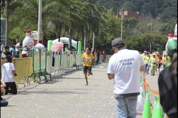 Esteban Jaramillo y Sebastián Salazar - Más de 10 mil competidores se dieron cita en esta histórica cita deportiva que se corría en las modalidades de 5, 10, 21 y 42 kilómetros.