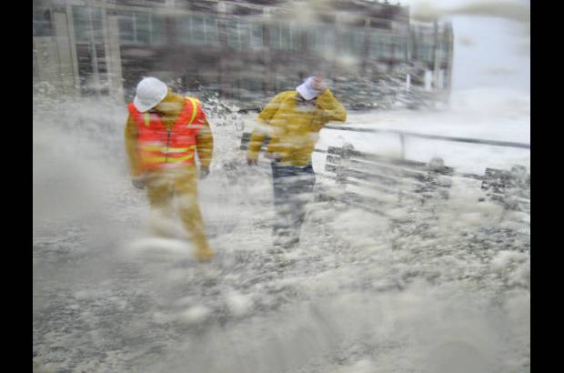 Reuters - Tras atravesar Nueva York, la tormenta tropical se dirige ahora hacia Canad&#225;.