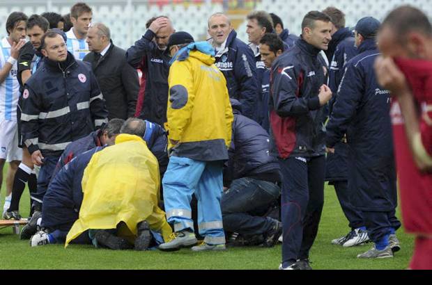 Foto AP - Morosini fue atendido inmediatamente por los servicios sanitarios presentes en el Estadio Adri&#225;tico de Pescara, que le practicaron un masaje card&#237;aco con un desfibrilador y posteriormente le trasladaron en ambulancia al hospital en paro card&#237;aco, donde muri&#243;.
