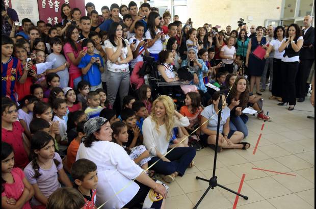 Reuters - Al grito de Shakira, Shakira, los escolares recibieron con grandes muestras de j&#250;bilo a la cantante de Barranquilla, a la que le cantaron el Waka-Waka en el patio de su colegio.