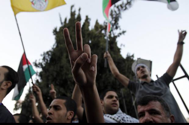 Reuters - Cientos de banderas palestinas levantadas por j&#243;venes desde azoteas y tejados destacaban contra un cielo plomizo, mientras la multitud coreaba gritos como &quot;Con nuestro esp&#237;ritu y nuestra sangre te redimiremos Palestina&quot;, &quot;Al&#225; es grande&quot;, &quot;Palestina Libre&quot; y &quot;Viva Abu Maz&#233;n&quot;.