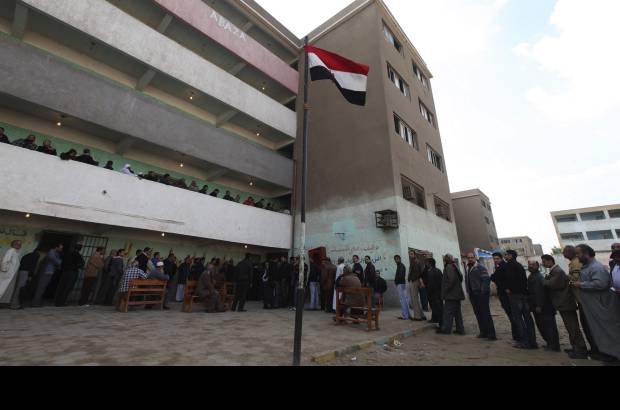 Reuters - Sin embargo, las infracciones electorales y el caos que se vivi&#243; en muchos colegios pusieron en evidencia los obst&#225;culos que a&#250;n deber&#225; afrontar la transici&#243;n hacia la democracia en Egipto.