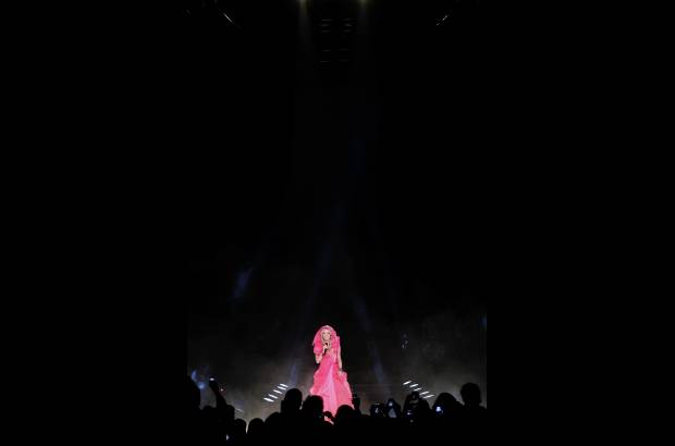 Reuters - Con una actuaci&#243;n en la que abraz&#243; numerosos estilos musicales -desde el rock y el pop electr&#243;nico hasta el merengue y el reggaet&#243;n-, Shakira se meti&#243; en el bolsillo al p&#250;blico neoyorquino al que deleit&#243; con un repaso de los mayores &#233;xitos de su carrera.