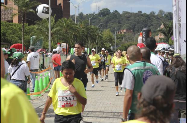 Esteban Jaramillo y Sebastián Salazar - Más de 10 mil competidores se dieron cita en esta histórica cita deportiva que se corría en las modalidades de 5, 10, 21 y 42 kilómetros.