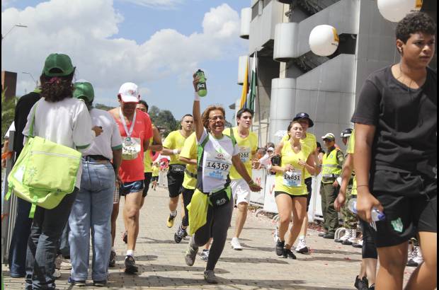 Esteban Jaramillo y Sebastián Salazar - Más de 10 mil competidores se dieron cita en esta histórica cita deportiva que se corría en las modalidades de 5, 10, 21 y 42 kilómetros.