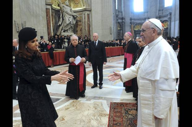 Reuters - El Papa Francisco saluda a la presidenta de Argentina Christina Fern&#225;ndez