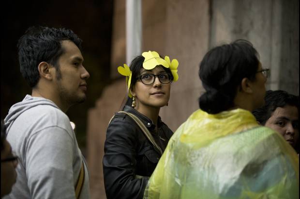 AP - Con mariposas amarillas en su cabeza, esta mujer rinde homenaje a Gabriel Garc&#237;a M&#225;rquez en M&#233;xico.