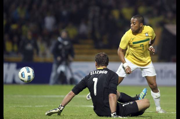 Reuters - Robinho, arranc&#243; en la banca en la fecha anterior ante Paraguay, regres&#243; al ataque junto con Neymar, Pato y Paulo Henrique Ganso, y tambi&#233;n fue una amenaza constante.