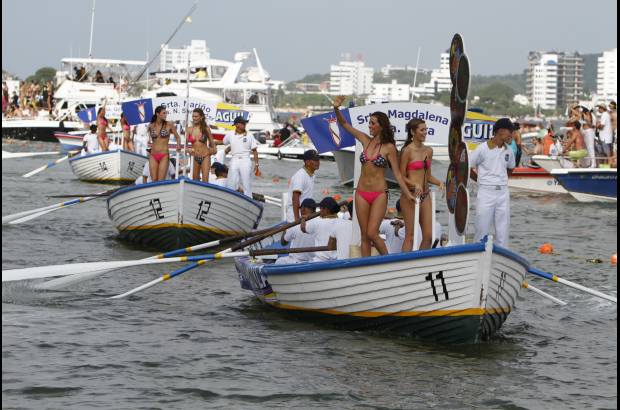 Colprensa - En este tradicional evento, las candidatas recorrieron la bahía de Cartagena, acompañadas de los cadetes de la Escuela Naval. La cita final fue en el Club Naval, donde las candidatas desfilaron en un acto de carácter benéfico para la Acción Social Naval.