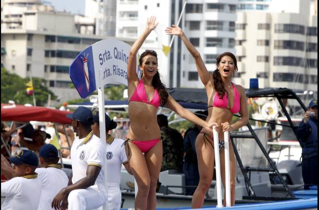 Colprensa - En este tradicional evento, las candidatas recorrieron la bahía de Cartagena, acompañadas de los cadetes de la Escuela Naval. La cita final fue en el Club Naval, donde las candidatas desfilaron en un acto de carácter benéfico para la Acción Social Naval.
