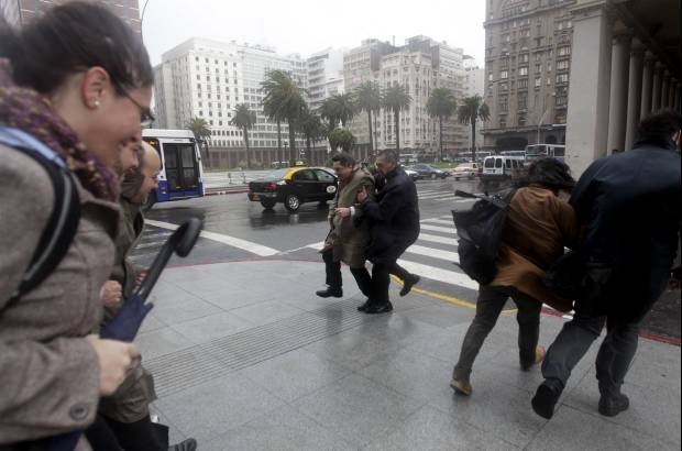Reuters - El prosecretario de la Presidencia, Diego C&#225;nepa, dijo en una comparecencia ante los periodistas que por ahora &quot;no hay v&#237;ctimas mortales ni heridos graves&quot;. El temporal arranc&#243; un centenar de &#225;rboles en la capital uruguaya, donde reside la mitad de los m&#225;s de 3,3 millones de habitantes del pa&#237;s.