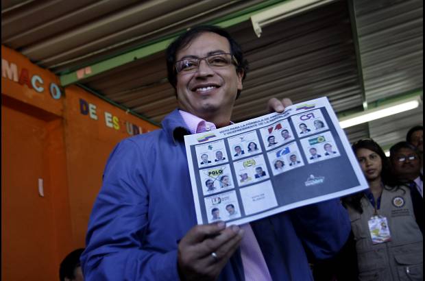 Colprensa - El candidato a la presidencia del Polo Democrático Alternativo, Gustavo Petro, ejerció su derecho al voto sobre las 10 de la mañana en la mesa Uno del colegio Marco Antonio Carreño, al sur de la capital.