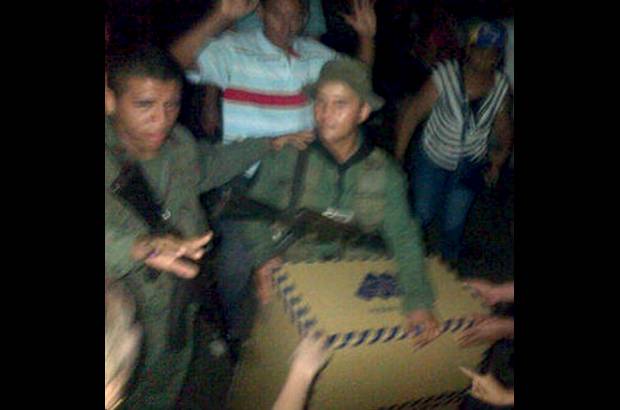 - Esta imagen circula desde anoche en los medios venezolanos y ha despertado la indignaci&#243;n de los ciudadanos por el manejo que se le est&#225; dando al proceso.