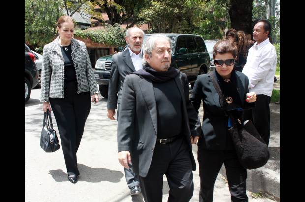 Colprensa - Jorge Alfredo Vargas y su esposa, In&#233;s Mar&#237;a Zabara&#237;n; el actor Diego Le&#243;n Hoyos y la ex candidata presidencial Noem&#237; San&#237;n, fueron otros de los personajes que arribaron al Gimnasio Moderno para darle el &#250;ltimo adi&#243;s a este icono de la televisi&#243;n y la radio Colombiana.