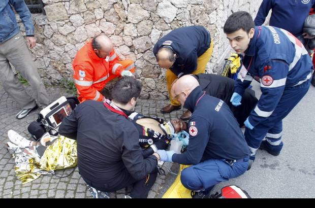 Foto Reuters - Aunque no hubo im&#225;genes del choque, se vio a Quintero tirado en la carretera mientras era atendido por param&#233;dicos en el tramo final del descenso Le Manie, a 85 kil&#243;metros de la meta.