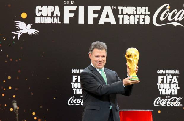 COLPRENSA - A ritmo de samba fue recibida la Copa del Mundo en un evento llevado a cabo en la Casa de Nari&#241;o, donde el presidente Juan Manuel Santos levant&#243; el trofeo.