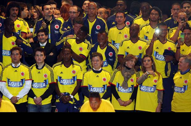 Colprensa - El capitán Mario Alberto Yepes le obsequió al mandatario la prenda en una ceremonia llevada a cabo en la Plaza Núñez de la Casa de Nariño, en la zona colonial de la capital colombiana.