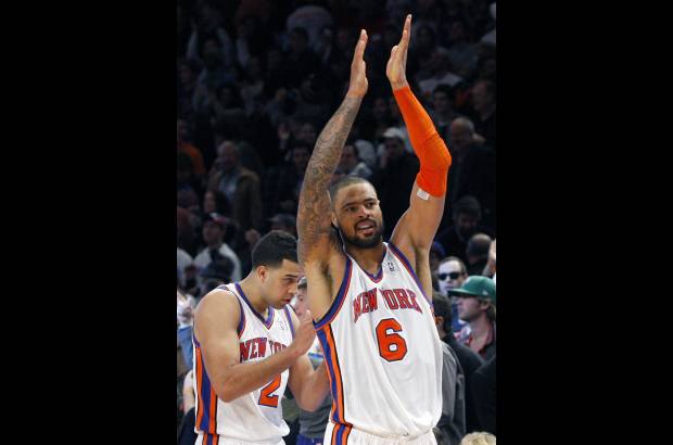 Reuters - El pívot Tyson Chandler que hizo su debut con los Knicks cumplió con su labor defensiva bajo los aros al poner seis tapones, anotó siete puntos y capturó tres rebotes.