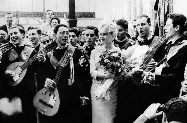 AFP - El 28 de julio de 1957, m&#250;sicos espa&#241;oles recib&#237;an a la actriz francesa a su llegada a Madrid, para el rodaje de &quot;Les bijoutiers du clair de lune &quot;(El cielo se cay&#243; esa noche), dirigida por su marido Roger Vadim.
