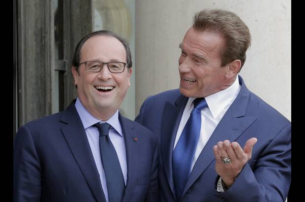 AP - Arnold Schwarzenegger bromea con el presidente franc&#233;s Francois Hollande antes de una reuni&#243;n en el Palacio del El&#237;seo en Par&#237;s.