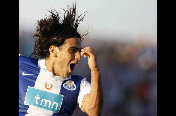 Reuters - Su salto a Europa se dio en julio de 2009 con su paso al F. C. Oporto por 5,5 millones de euros.