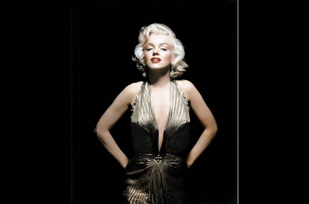 AP - Una de las fotos m&#225;s impactantes de Marilyn Monroe, quien luce un espectacular traje dorado con pliegues.