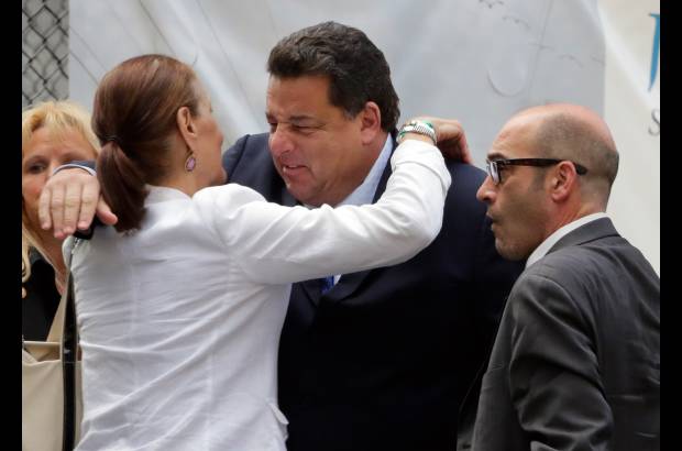 AP - Los actores Steve Schirripa en el centro y John Ventimiglia a la derecha, muy conmovidos en el funeral de James Gandolfini.