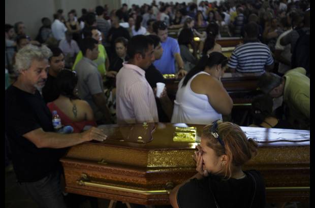 AP - El alcalde de Santa María, Cezar Schirmer, decretó duelo oficial de 30 días.