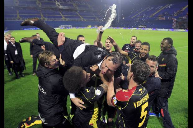 RE - El t&#233;cnico de B&#233;lgica Marc Wilmots celebra con los jugadores la clasificaci&#243;n al Mundial de f&#250;tbol Brasil 2014.