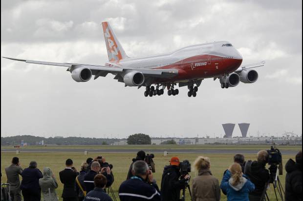 Reuters - El avión mejorado consume menos combustible y ofrece mayor comodidad a los pasajeros. También cuenta con alas nuevas, una nueva cola, motores más punteros y una nueva cabina de piloto.