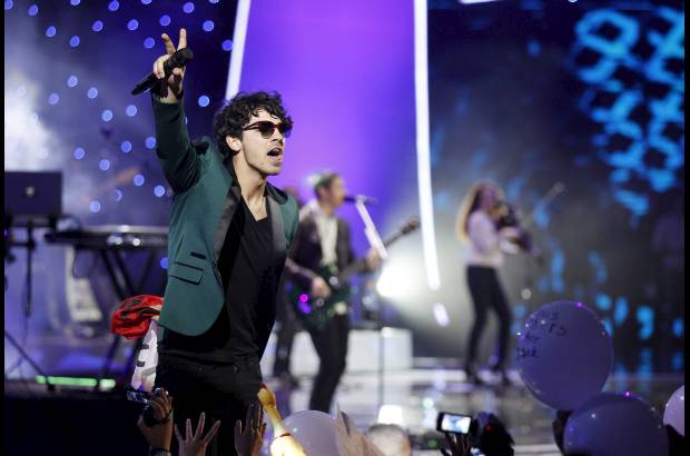 REUTERS - Los Jonas Brothers volver&#225;n a tocar este jueves en Santiago y, tal y como sucedi&#243; la noche de este martes, 26 de febrero, volver&#225;n a desatar la locura.