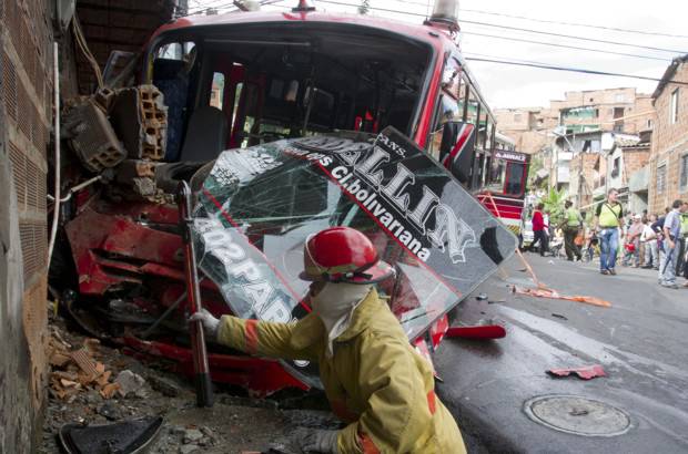 Esteban Vanegas - Tremendo susto se llevaron los ocupantes de dos buses que colisionaron y tras esto fueron a dar contra una vivienda en el barrio Robledo Miramar.