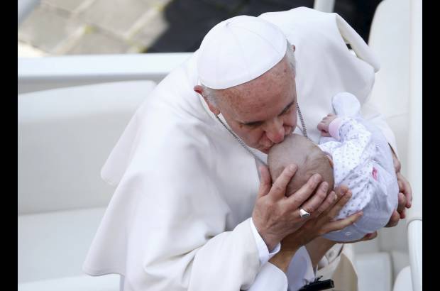 Reuters - &quot;Nos ense&#241;a a ver el rostro de Jes&#250;s reflejado en el otro, a vencer la indiferencia y el individualismo, acogiendo a todos sin prejuicios ni reticencias, con aut&#233;ntico amor, d&#225;ndoles lo mejor de nosotros mismos y, sobre todo, compartiendo con ellos lo m&#225;s valioso que tenemos: Cristo y su Evangelio&quot;, subray&#243;.