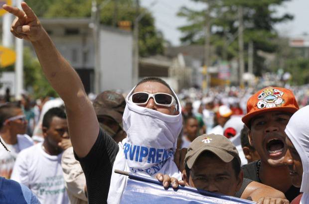 Donaldo Zuluaga - A las 12:00 de la noche inicio el cese de actividades y se cumplió la hora cero para iniciar el paro minero en todo el país. En el municipio de Caucasia los mineros se instalaron en dos campamentos en el Coliseo de la localidad y en el sector conocido como La Subasta.