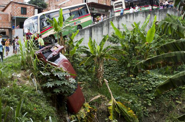 Esteban Vanegas - El accidente de un bus dej&#243; sin servicio de tel&#233;fono al barrio de la comuna 13.