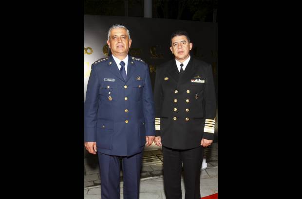 Edwin Bustamante - El general Tito Sa&#250;l Pinilla, comandante de la Fuerza A&#233;rea, y el almirante Roberto Garc&#237;a M&#225;rquez, comandante de la Armada Nacional.