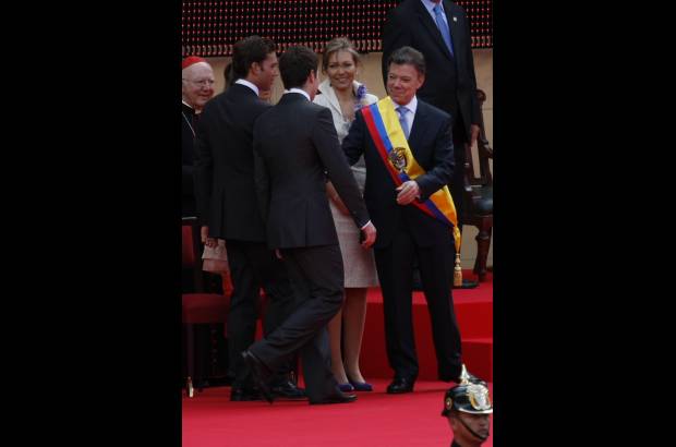 AP - Juan Manuel Santos jur&#243; como presidente de Colombia. Recibi&#243; las felicitaciones de su esposa e hijos.